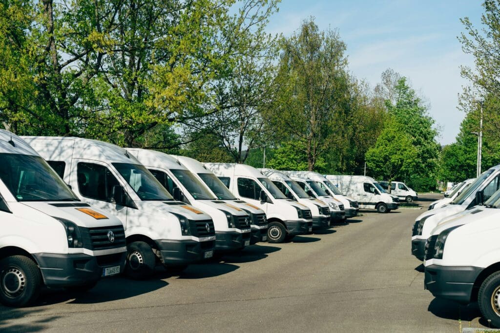 Gewerbliche Lieferfahrzeugflotte mit Transportern zur zentralen Absicherung von Firmenfahrzeugen über eine Fuhrparkversicherung