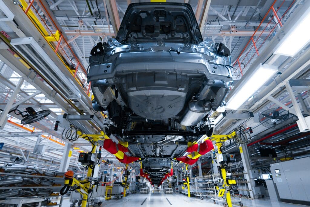 Automobil-Produktionslinie mit seriengefertigten Bauteilen und produktspezifischen Haftungsrisiken für Hersteller im Rahmen der Produkthaftpflichtversicherung