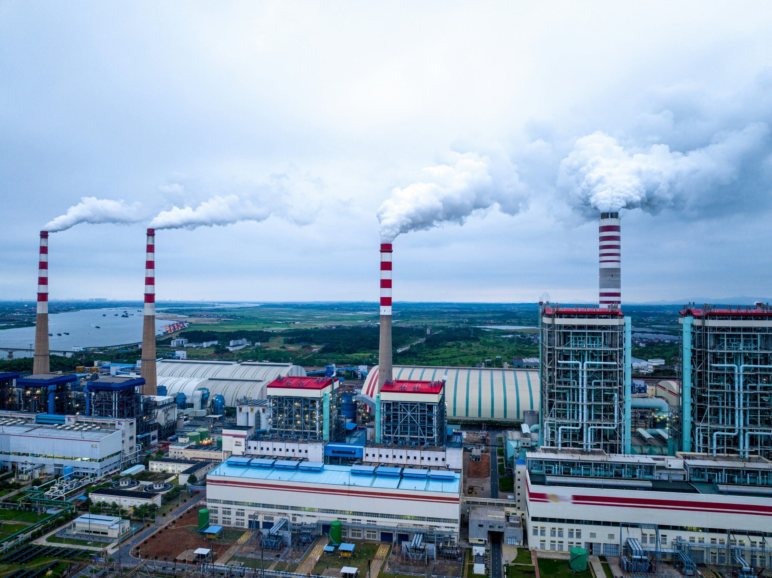 Industrieanlage mit Emissionen und Umweltgefahren durch Produktionsprozesse – relevante Haftungsrisiken für Unternehmen im Rahmen der Umwelthaftpflichtversicherung