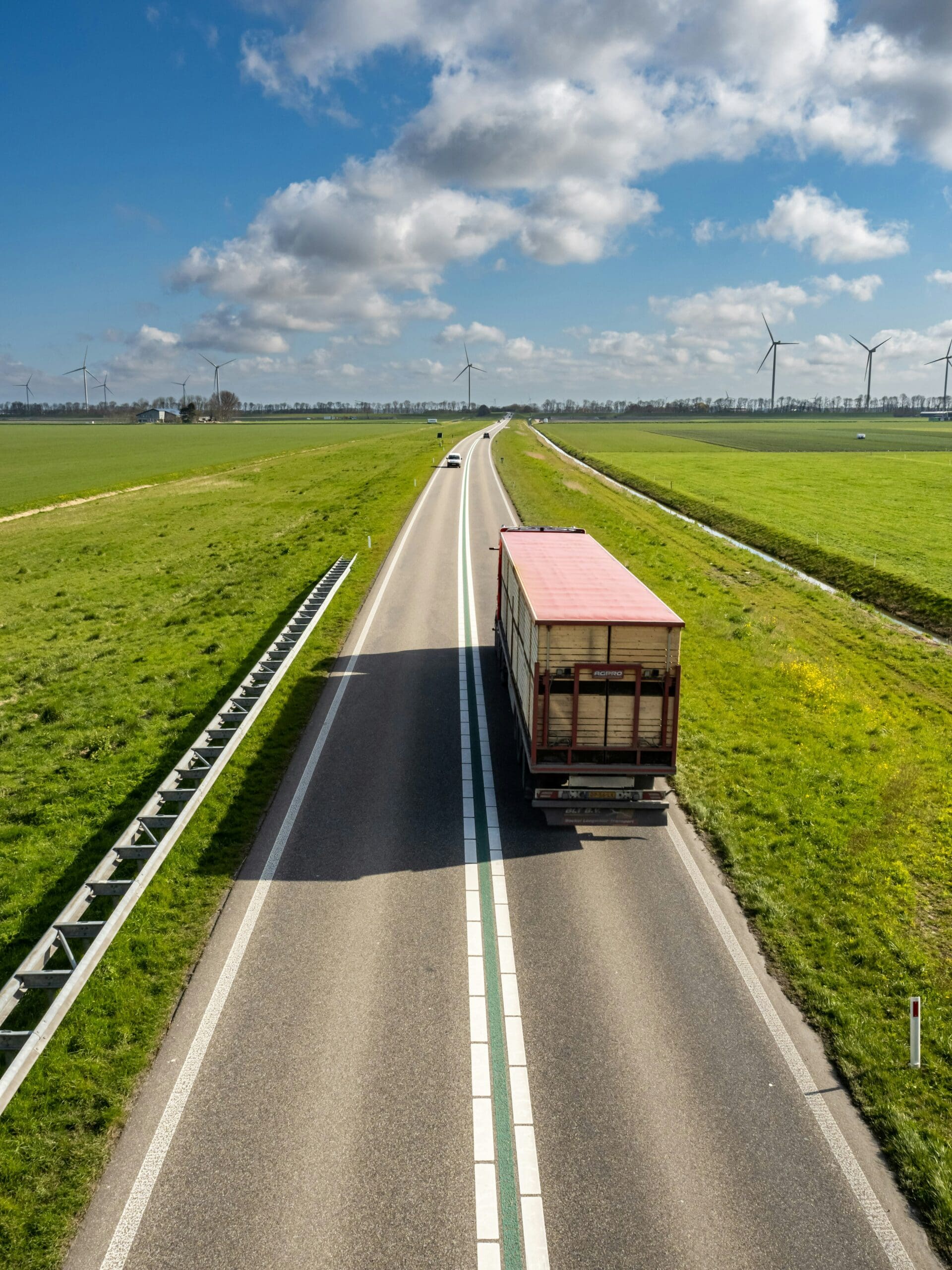 Lkw im Werkverkehr bei gewerblichen Transporten von Material und Arbeitsmitteln im betrieblichen Alltag