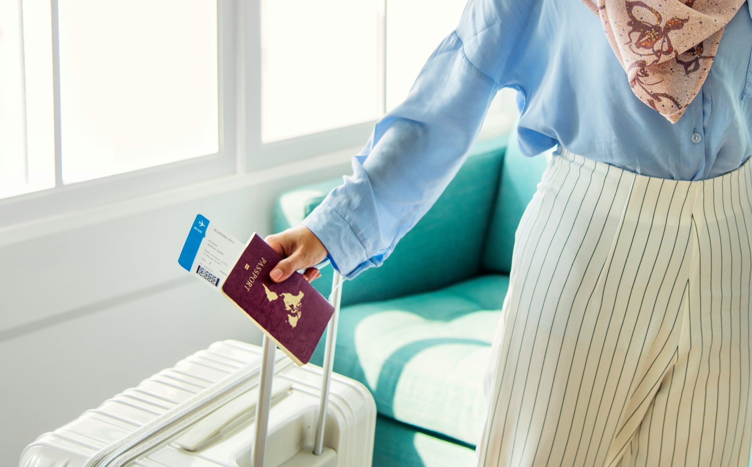 Reiseunterlagen und Gepäck bei einer Urlaubsreise mit Reiserücktrittsversicherung