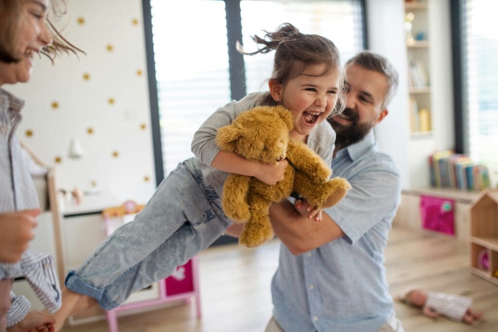 Familienleben mit Kind im Alltag – Absicherung für Familie und Kinder durch private Haftpflichtversicherung.