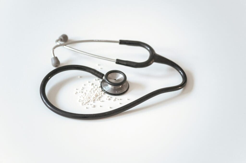 Stethoskop und medizinische Unterlagen liegen bereit – Sinnbild für individuelle Beratung zur privaten Krankenversicherung und bessere medizinische Versorgung.