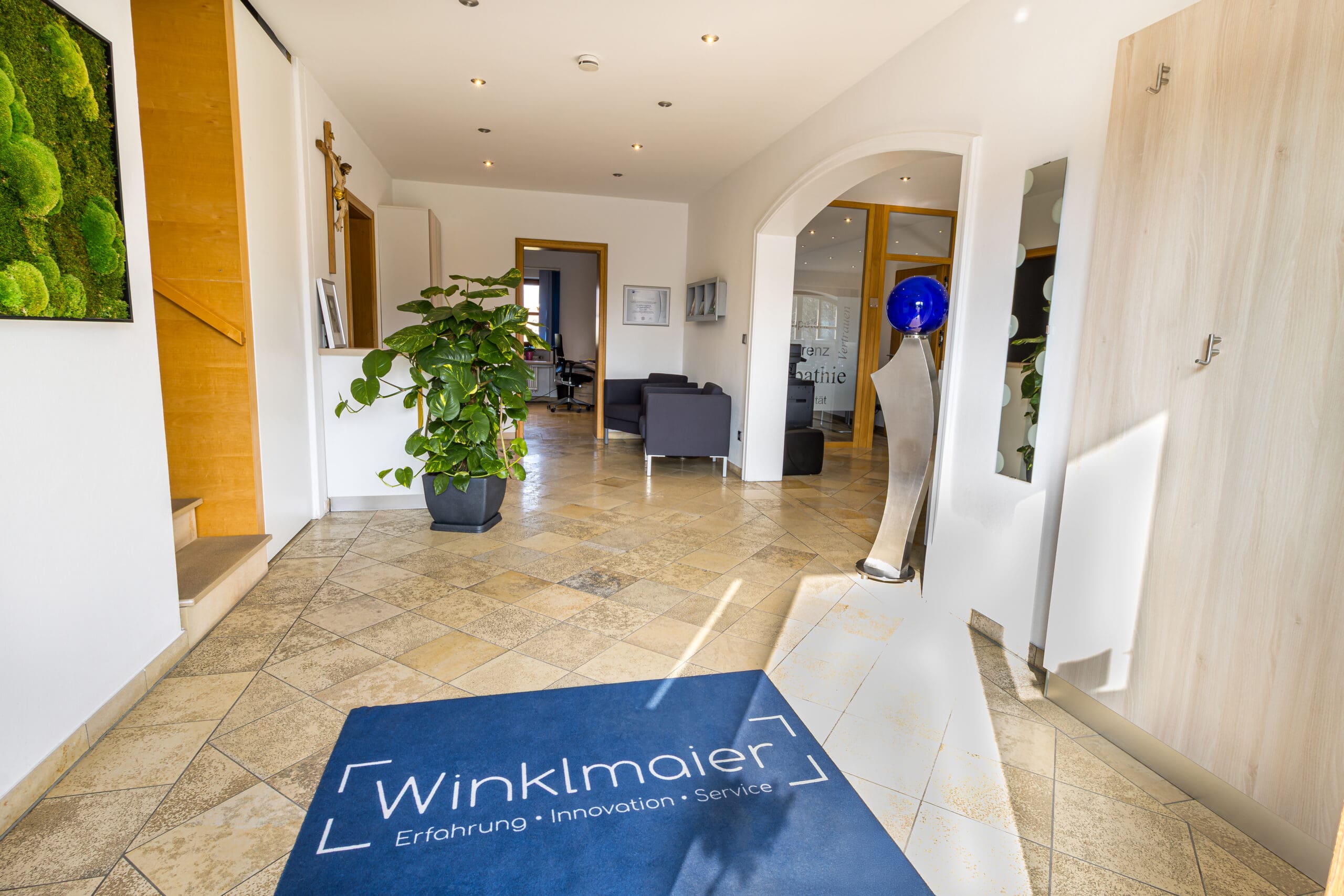 Eingangsbereich des Versicherungsbüros Winklmaier mit Empfangszone
