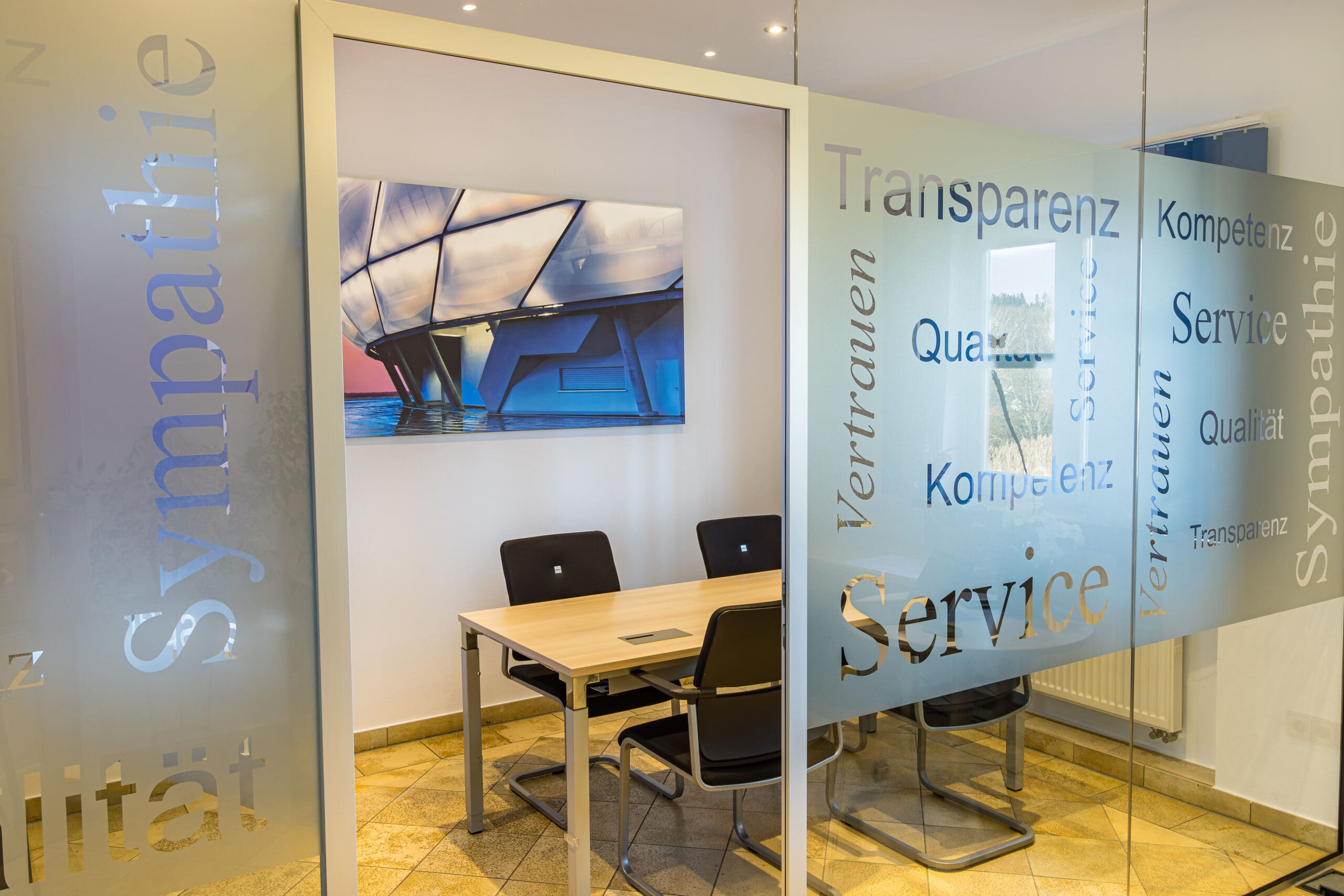 Besprechungsraum bei Winklmaier Versicherungen mit Glaswand und transparenter Gestaltung