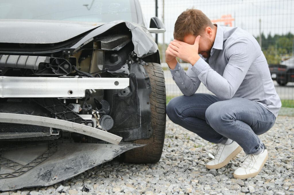Frontschaden an Pkw nach Verkehrsunfall – Absicherung durch Kfz-Versicherung mit Teil- oder Vollkasko.